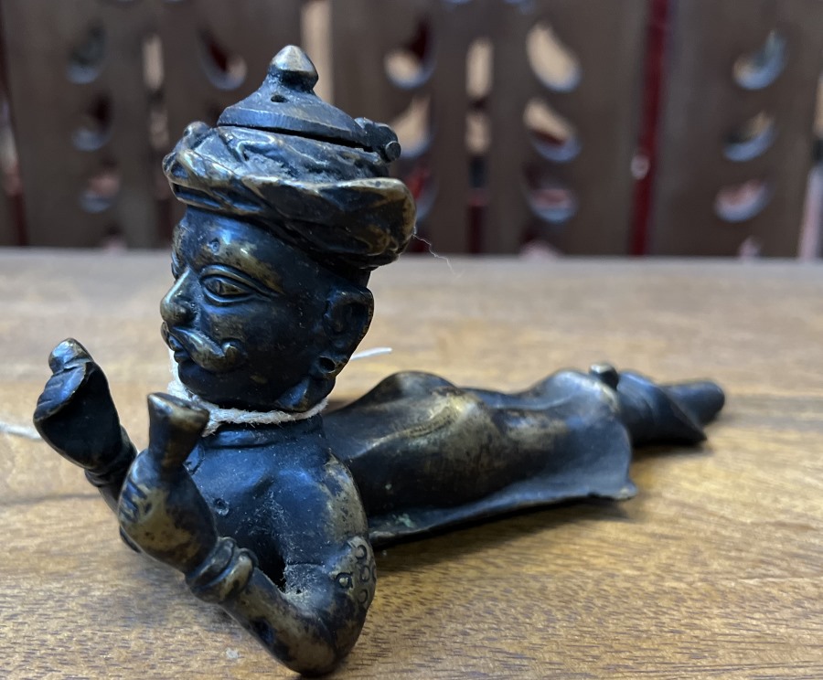 Pipe / homme couché tribale, métal, 8,5x14,5 cm