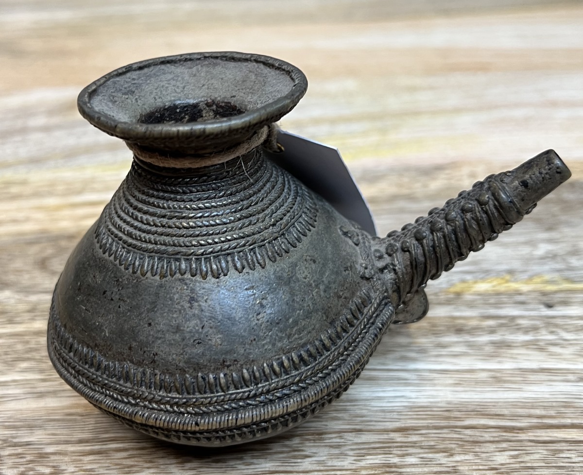 Pot tribal métal, bec verseur, 8,2 cm