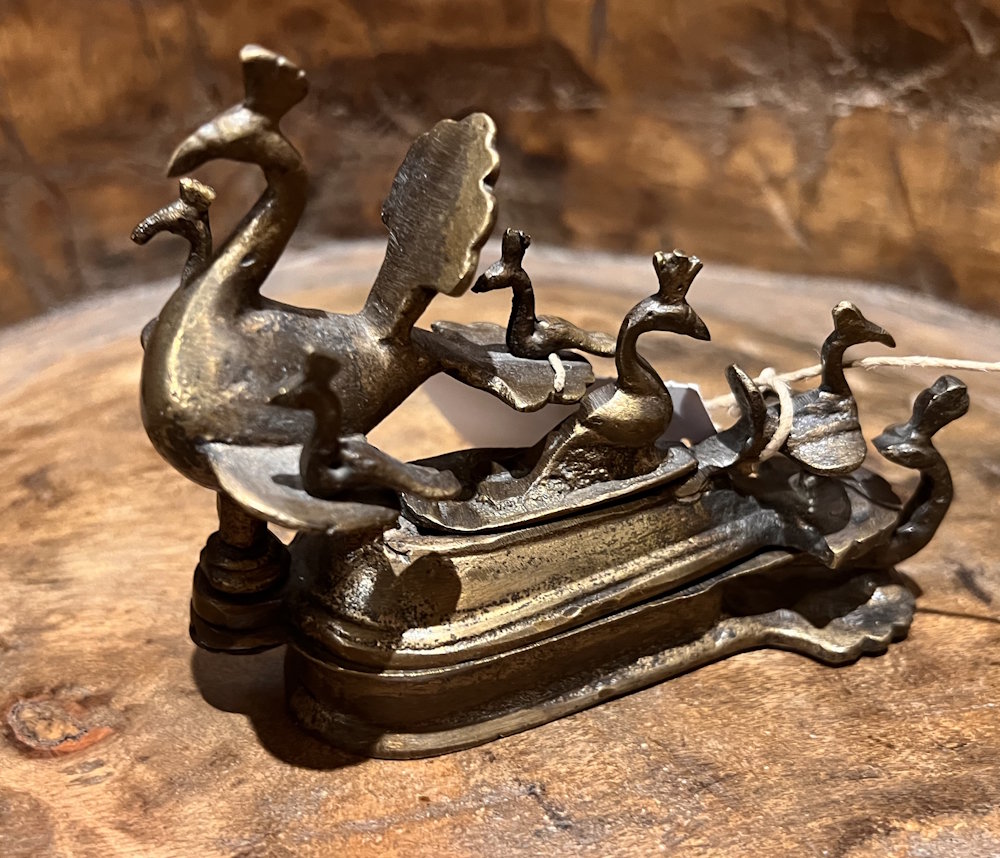 Bo&icirc;te / paon &agrave; kumkum, m&eacute;tal, 6 paons, 7,7 x 17,2 cm 