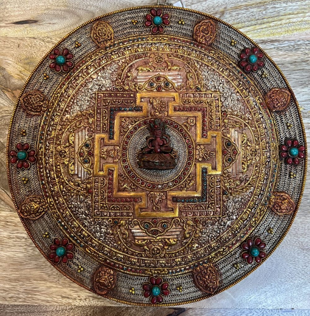 Bouddha dans disque / métal ancien, pierres semi précieuses, diam 30 cm