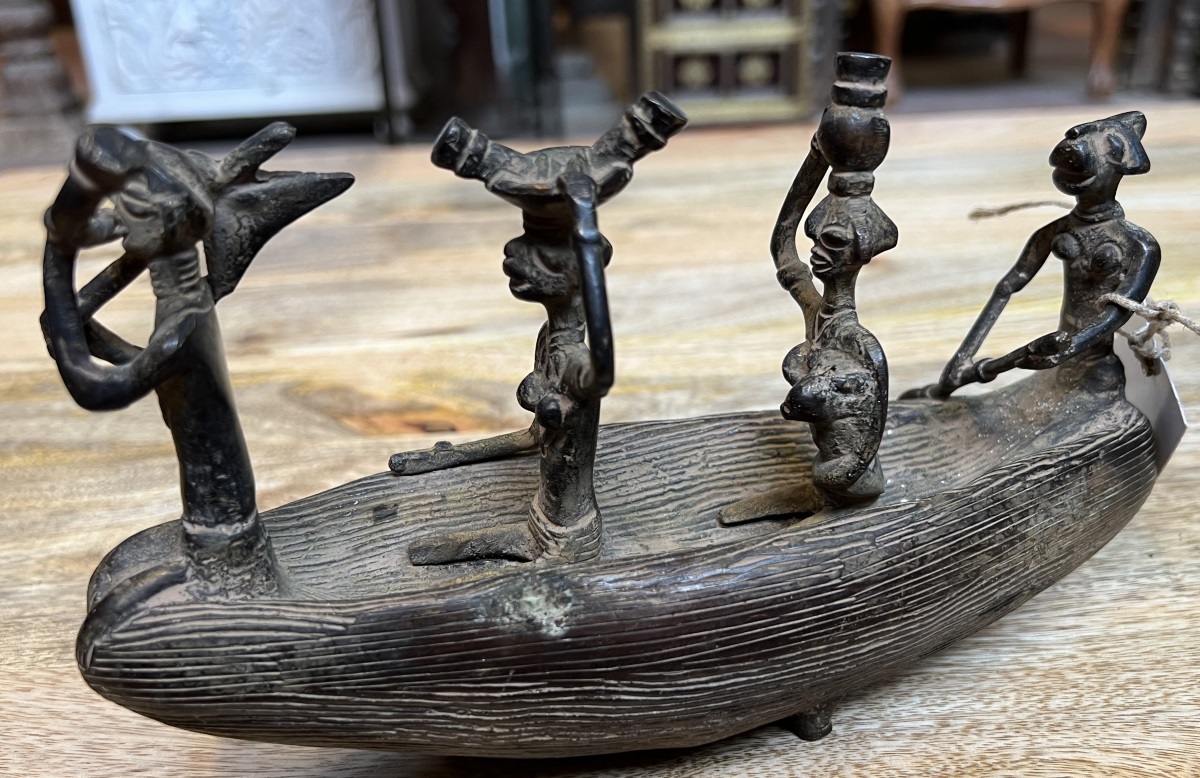 Bateau tribal métal+4 personnages, 13,5x21x5 cm