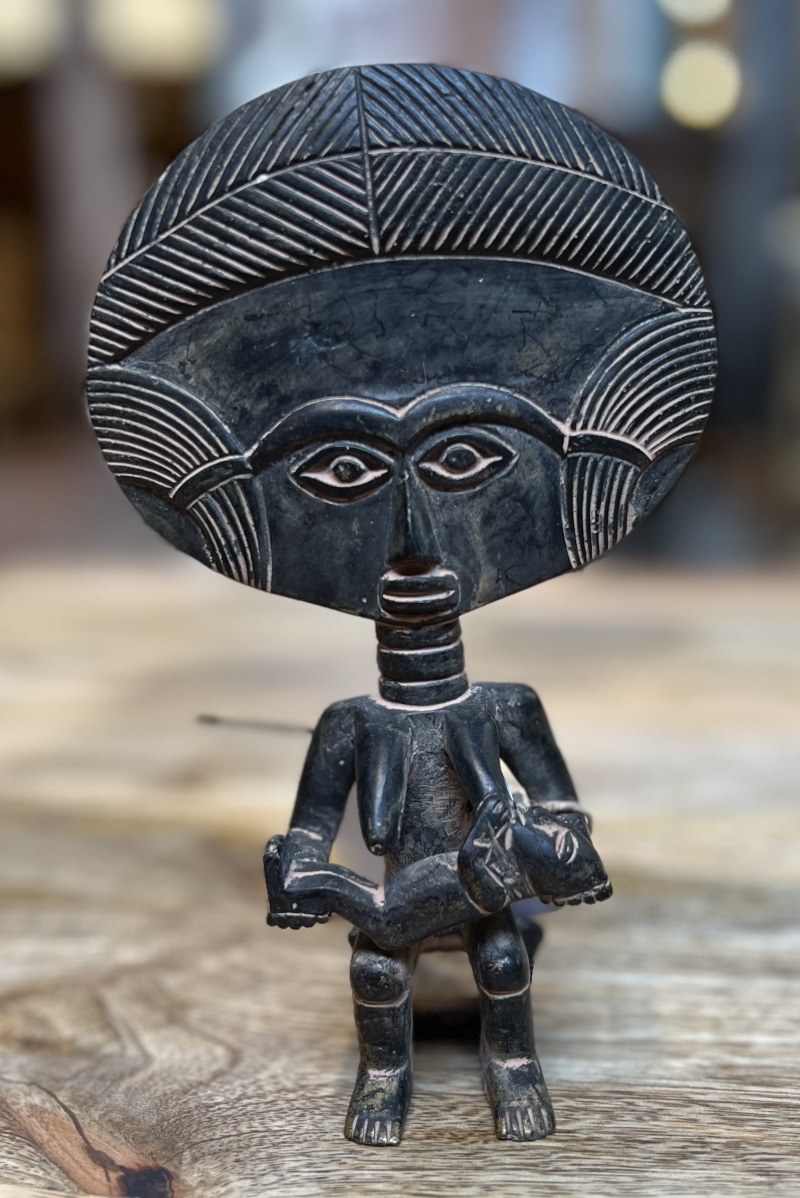 Femme tribale assise, metal, 18cm