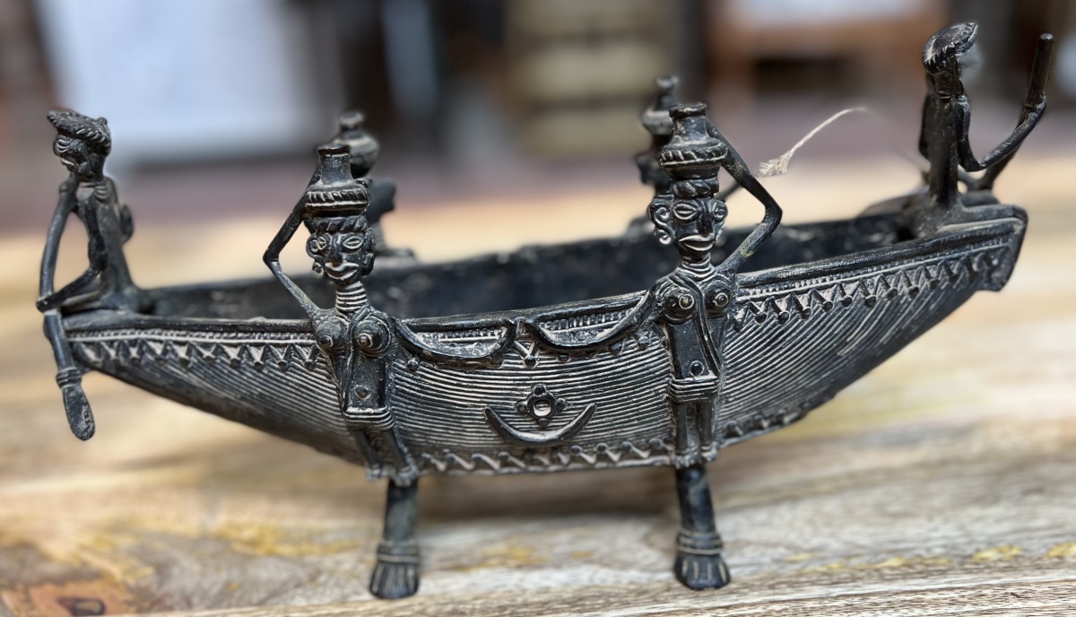 Bateau tribal métal+6 personnages, 14x31 cm