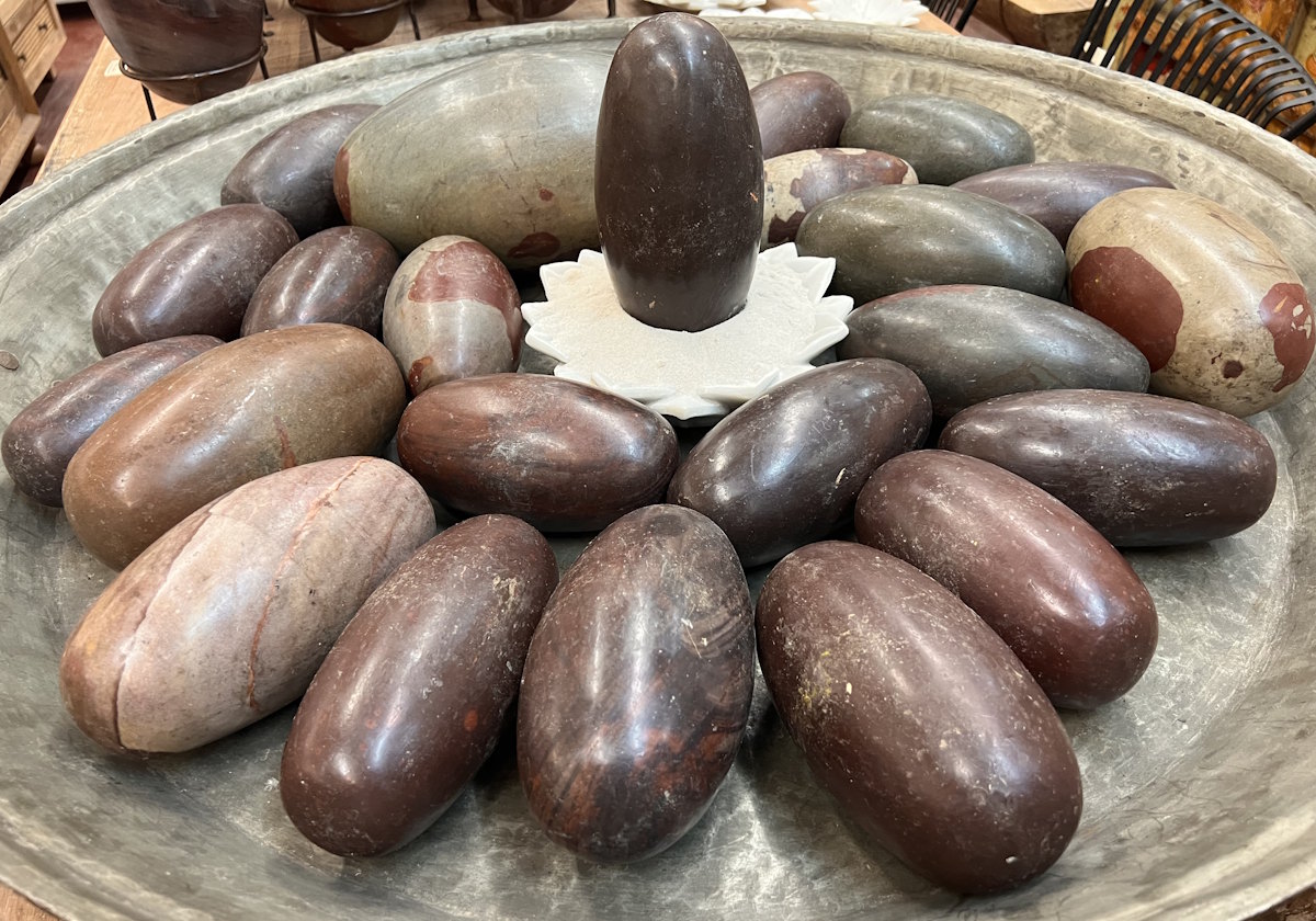 Shiva Lingam 15cm (proviennent de la rivi&egrave;re Narmada en Inde)