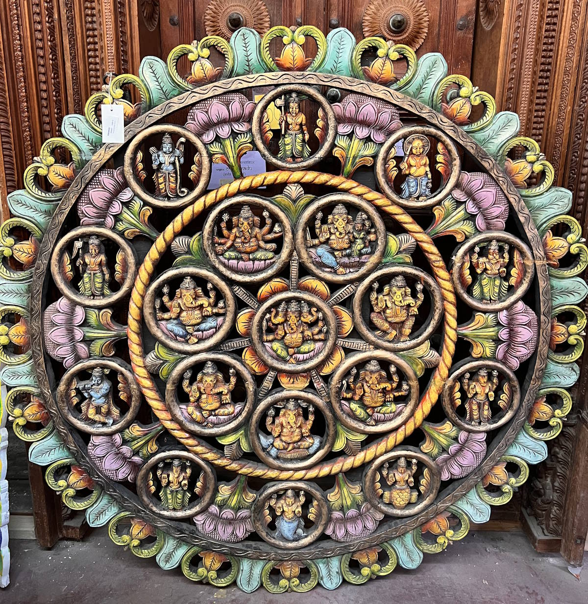 Panneau bois mandala avec divinit&eacute;s hindoues diam 153 cm