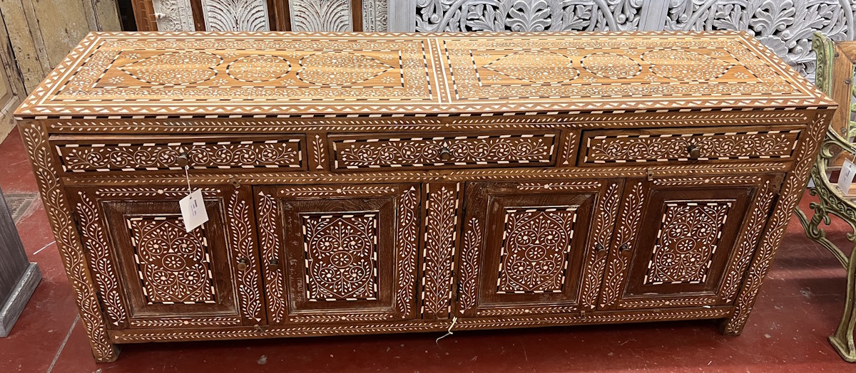 Buffet d&eacute;coratif en bois incrust&eacute; d'os, style antique, fait main 175X45X75