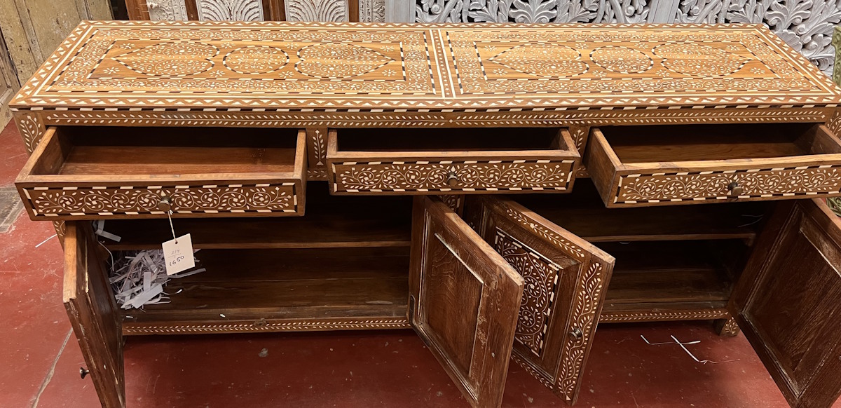 Buffet d&eacute;coratif en bois incrust&eacute; d'os, style antique, fait main 175X45X75