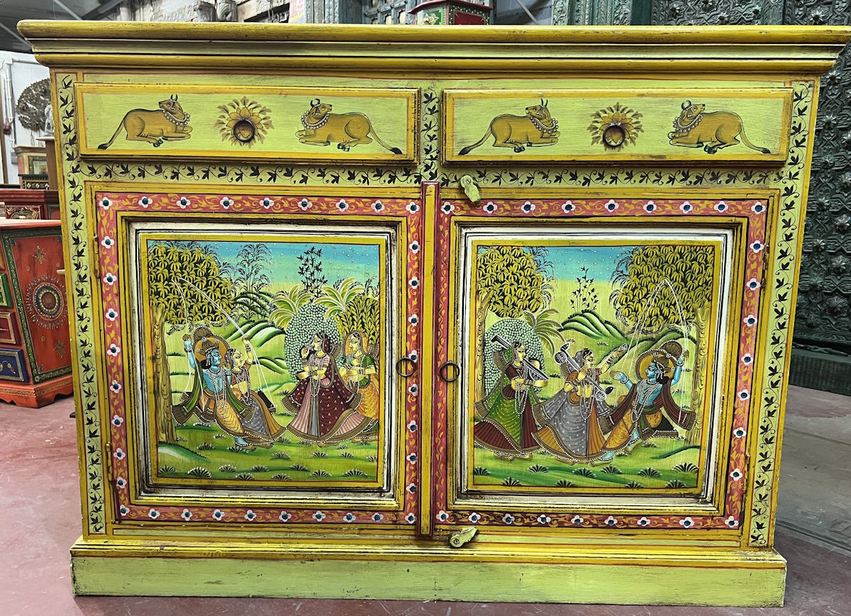 Armoire peinte motif d'une sc&egrave;ne de Krishna jouant de la flute au mileur de femmes (Gopis)  120x45x92