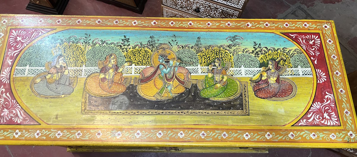 Armoire peinte motif d'une sc&egrave;ne de Krishna jouant de la flute au mileur de femmes (Gopis)  120x45x92