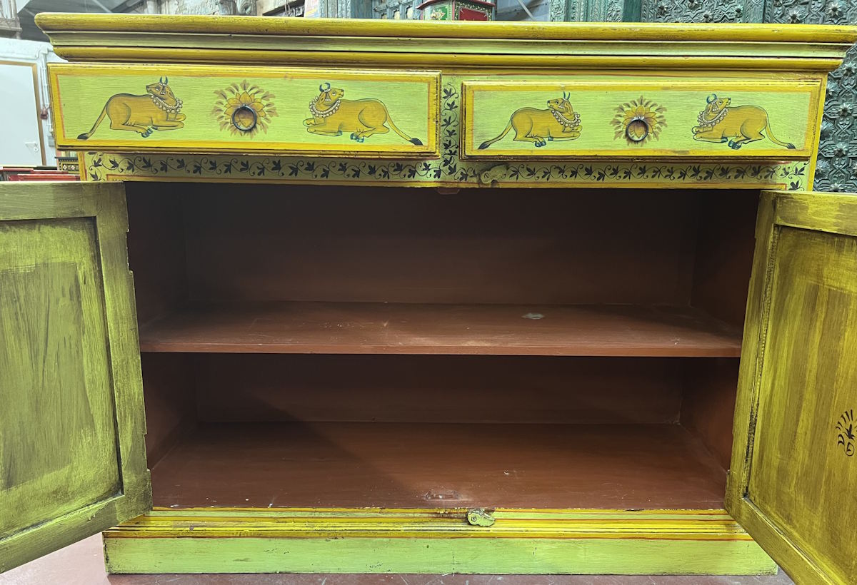 Armoire peinte motif d'une sc&egrave;ne de Krishna jouant de la flute au mileur de femmes (Gopis)  120x45x92