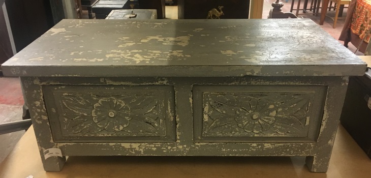 Coffre gris sculptÃ©