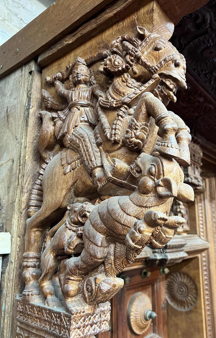 Porte ancienne en bois/teck sculpt&eacute;, Chettinad, 250x154cm