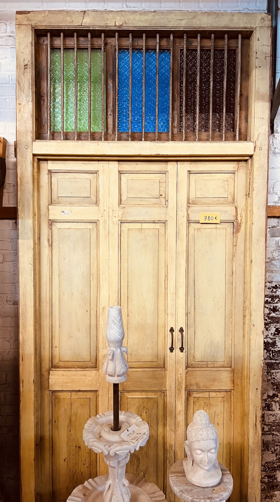 Porte en bois, jaune, vitres colorées, grille, 275x122cm