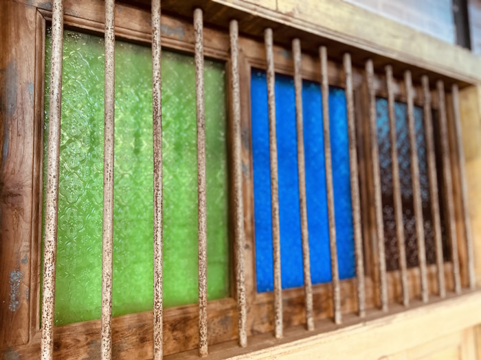 Porte en bois, jaune, vitres colorées, grille, 275x122cm