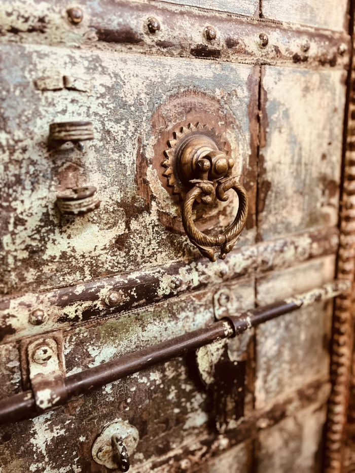 Porte ancienne du Rajasthan, bois patine bleue, 250x200 cm 