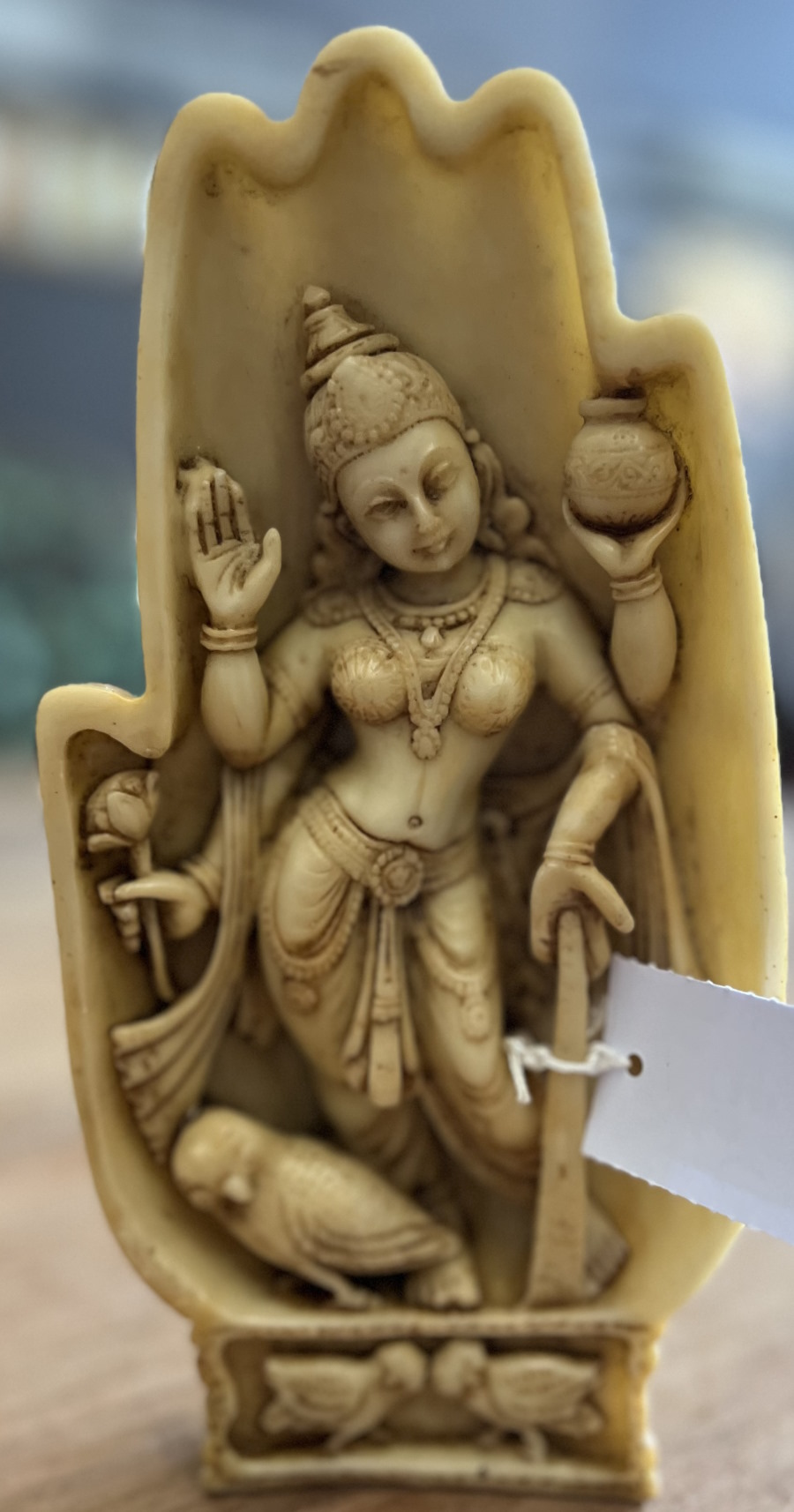 divinité hindoue dans main 18cm résine