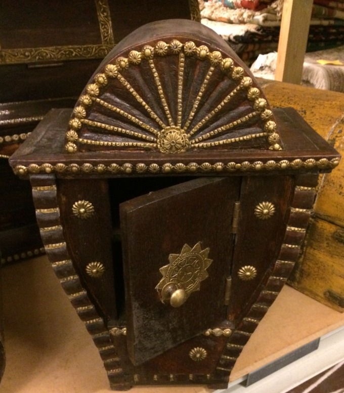 armoire bois et laiton