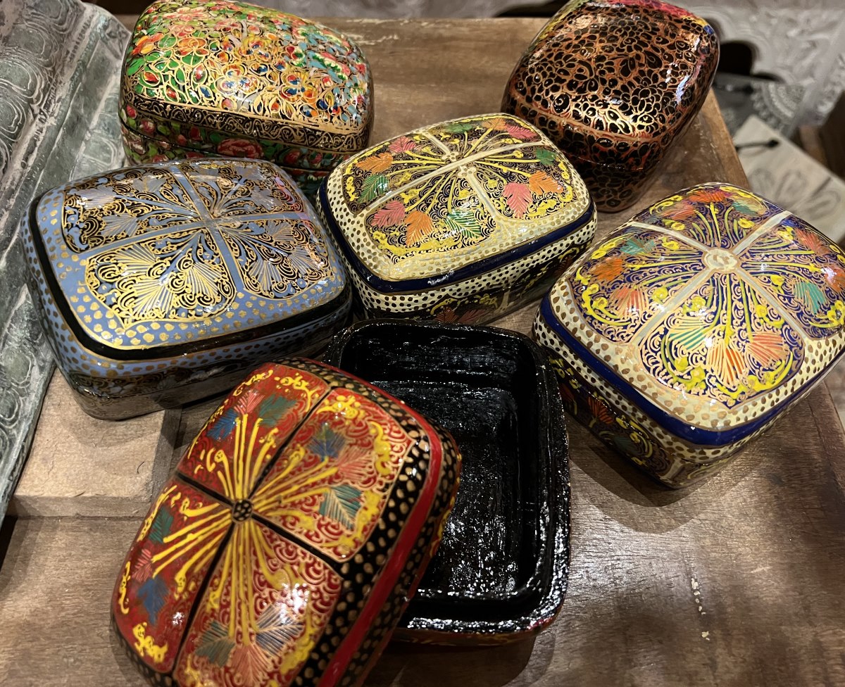 Boîte en papier mâché
