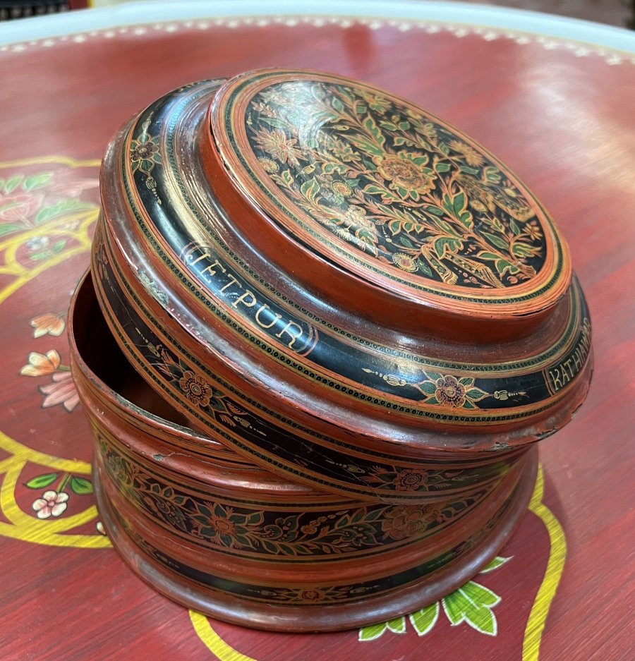 boite ronde en bois peint