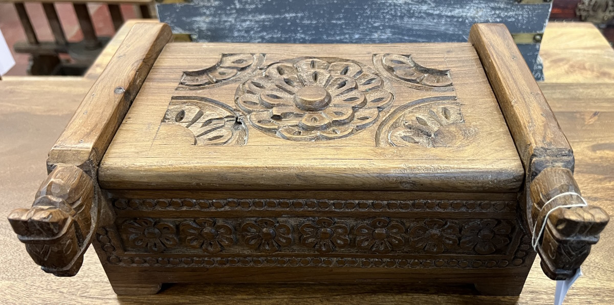 coffret en bois sculpé