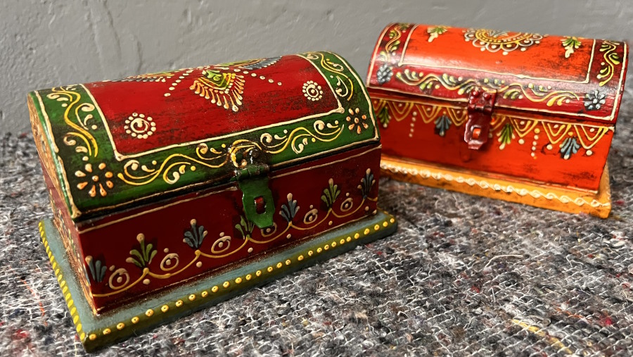 boite en bois colorée