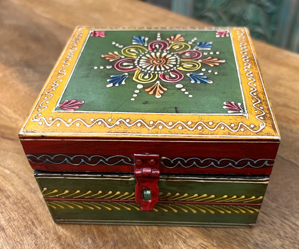 boite en bois peint carr&eacute;e