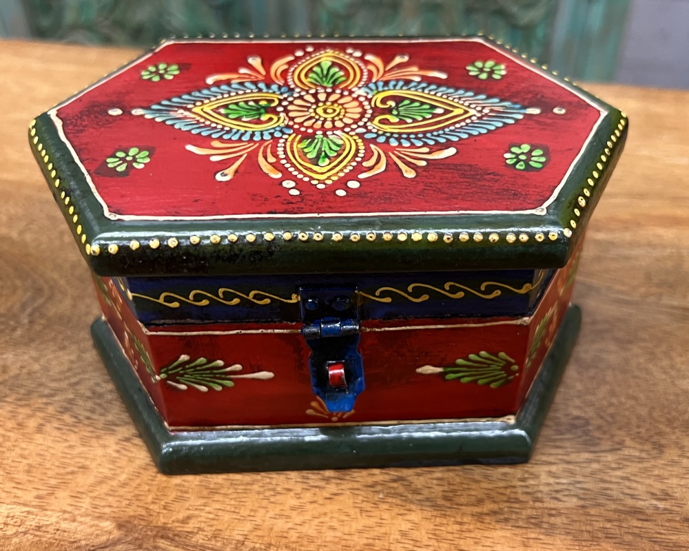 boite en bois peint hexagonale 