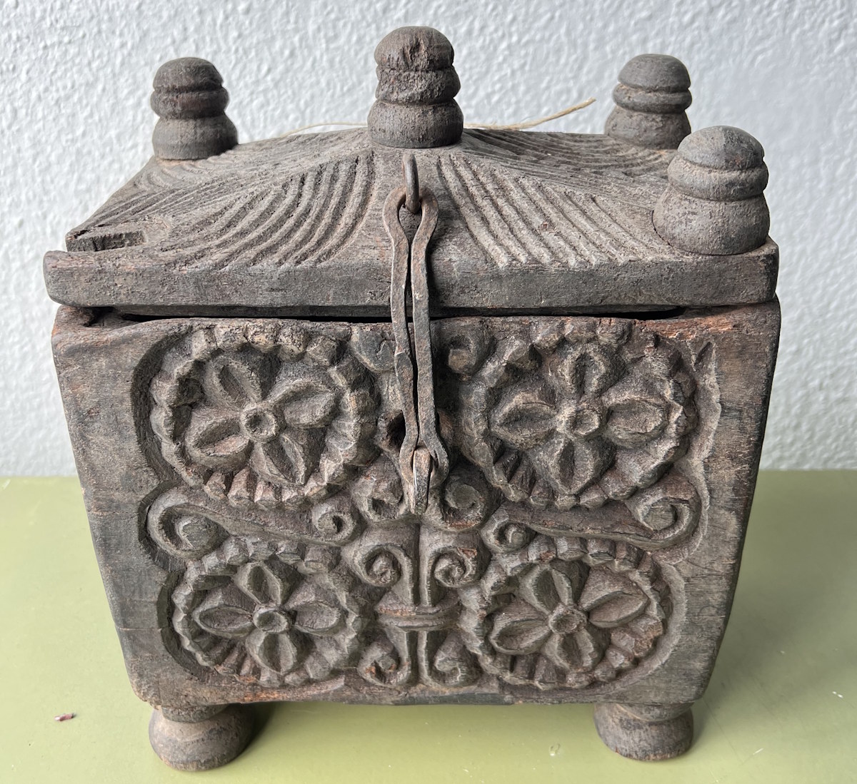 coffre en bois ancien du gujarat 25 / 25 / 25