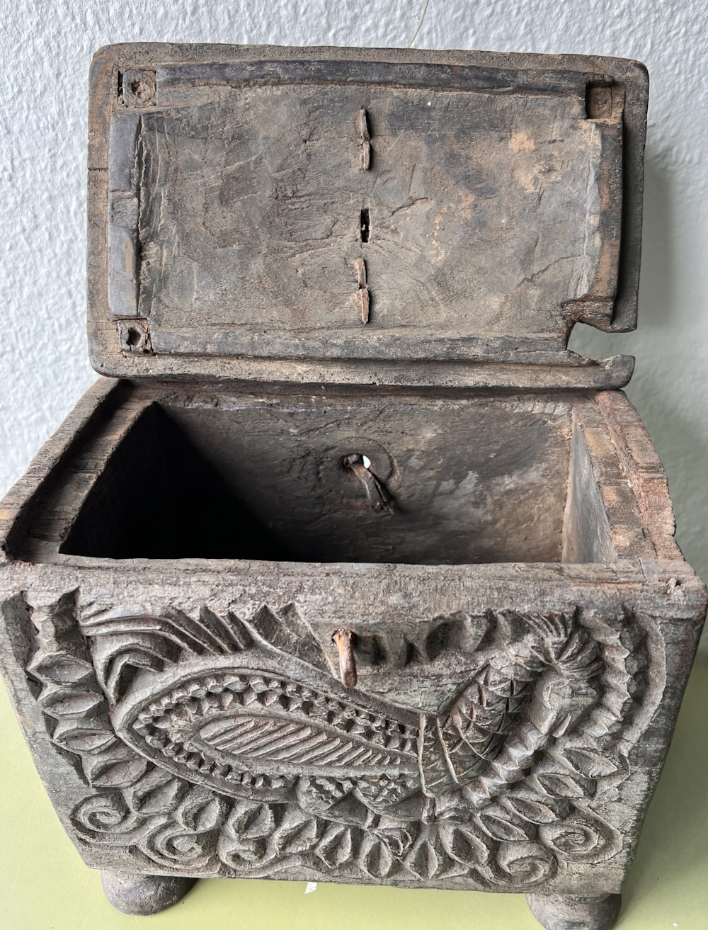 coffre en bois ancien du gujarat 25/25/25