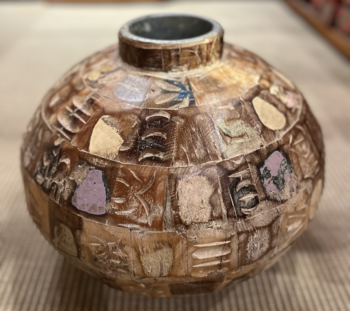 Pot  /  Jarre recouverte de plaquettes de bois pour conserver l'au fraîche. 35 cm diametre