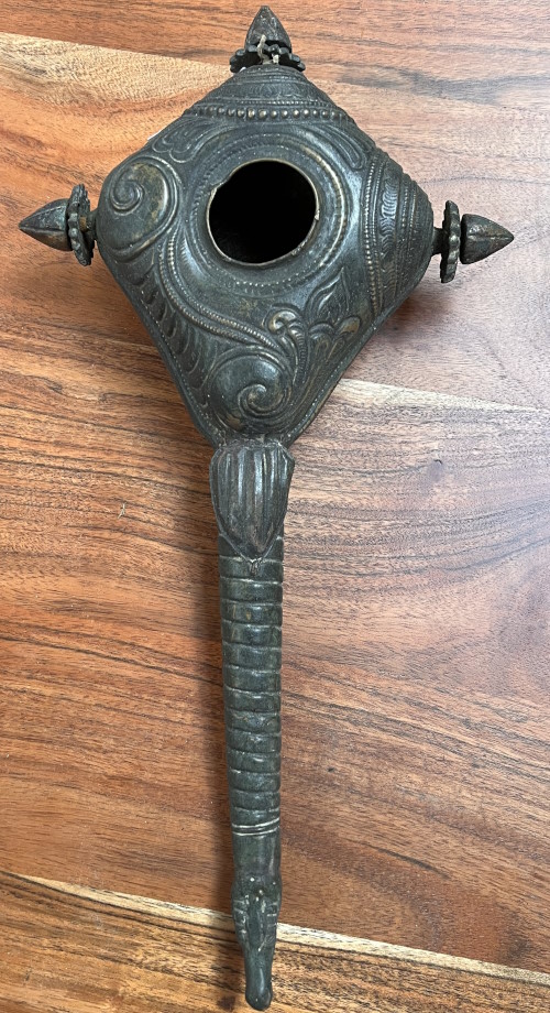 Ustensiles rituels avec attribut Vishnou ancien