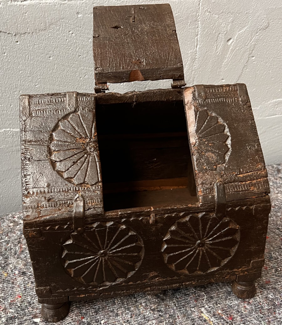 coffret dot ancien approx 35X35