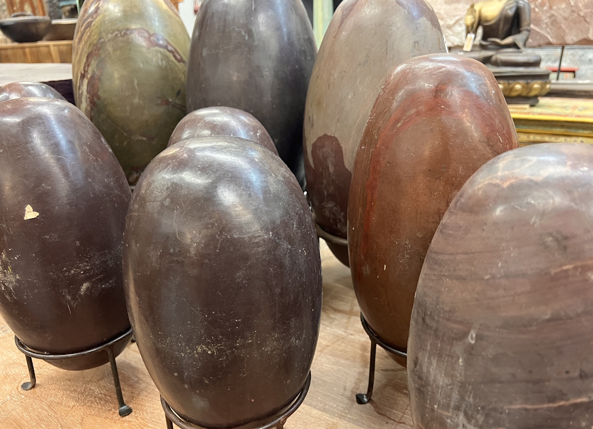 Shiva Lingam 45cm (proviennent de la rivi&egrave;re Narmada en Inde)