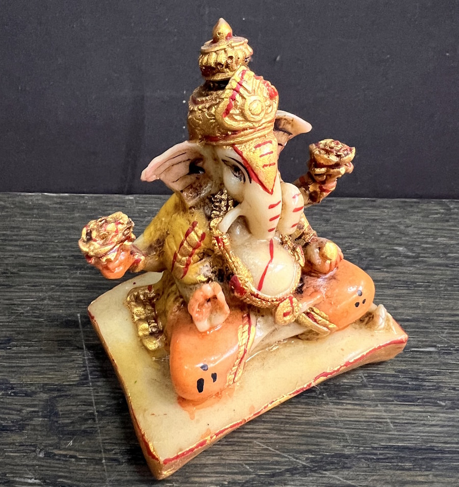 Ganesh sur piedestal collection miniatures 2.5X2X3.5