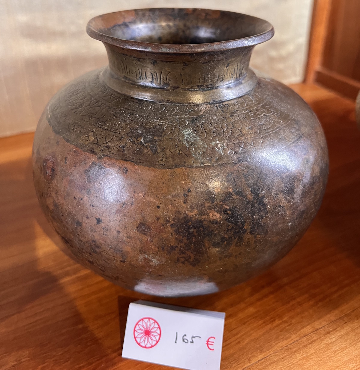 pot cisel&eacute; ancien