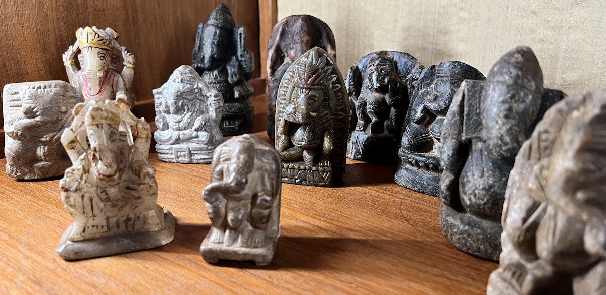 Petites statues porte bonheur pierre (Statuettes talisman )