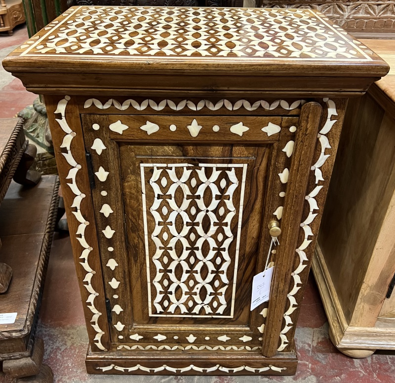 Table de nuit incruste H73x L53x P40