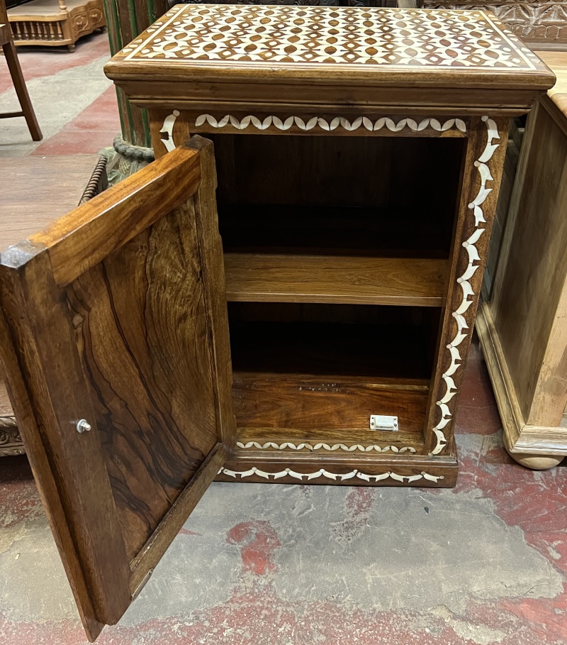 Table de nuit incruste H73x L53x P40