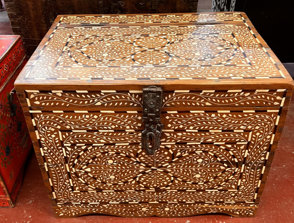 Coffre incruste H53xL64xP44