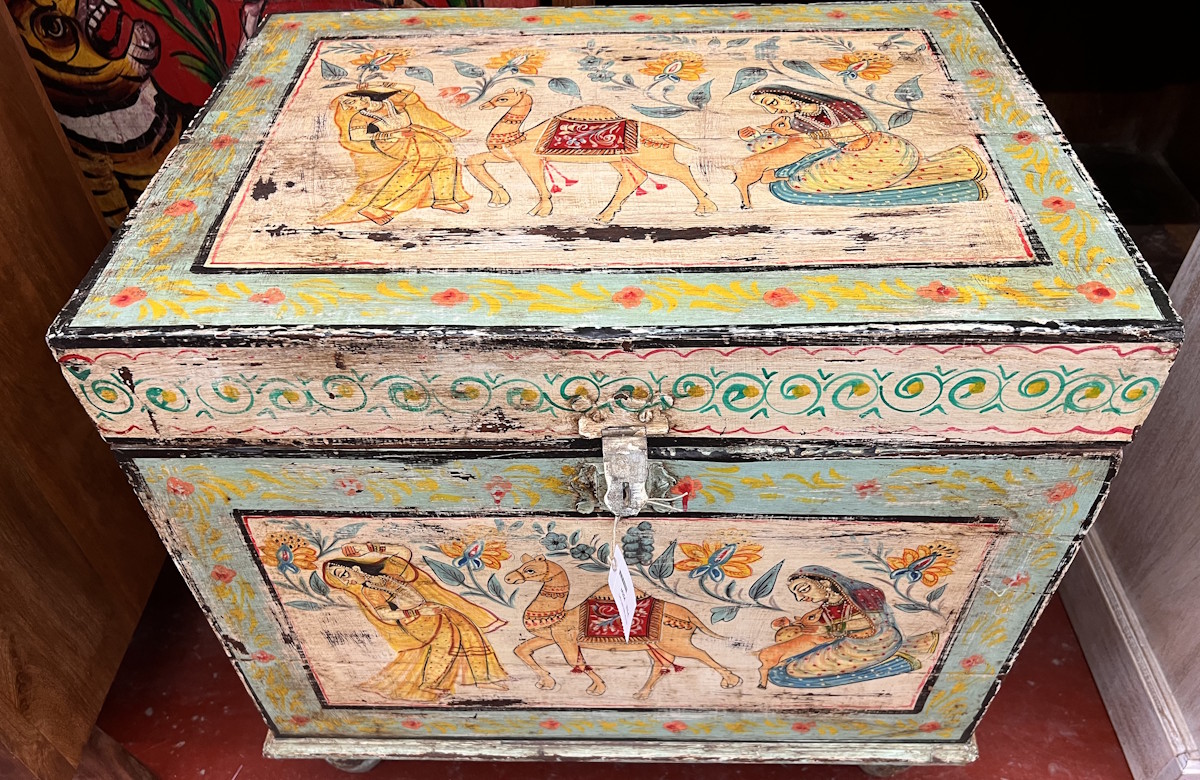 Coffre peint H58x L62x P48