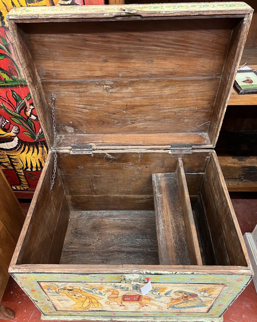 Coffre peint H58x L62x P48