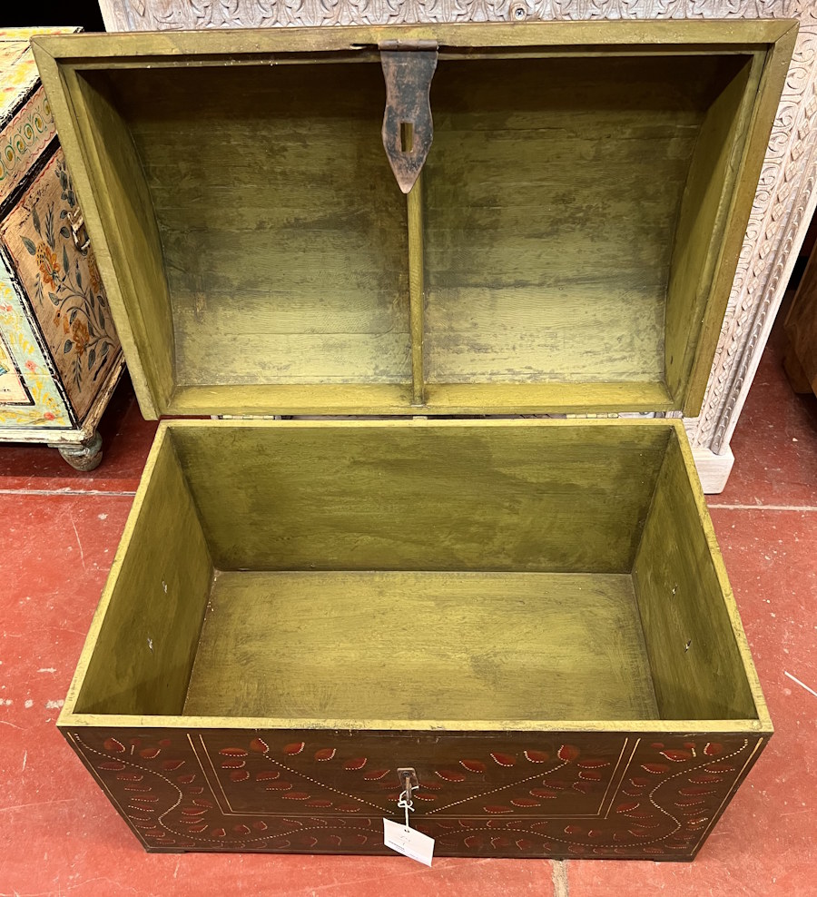 Coffre peint H48x L70x P44