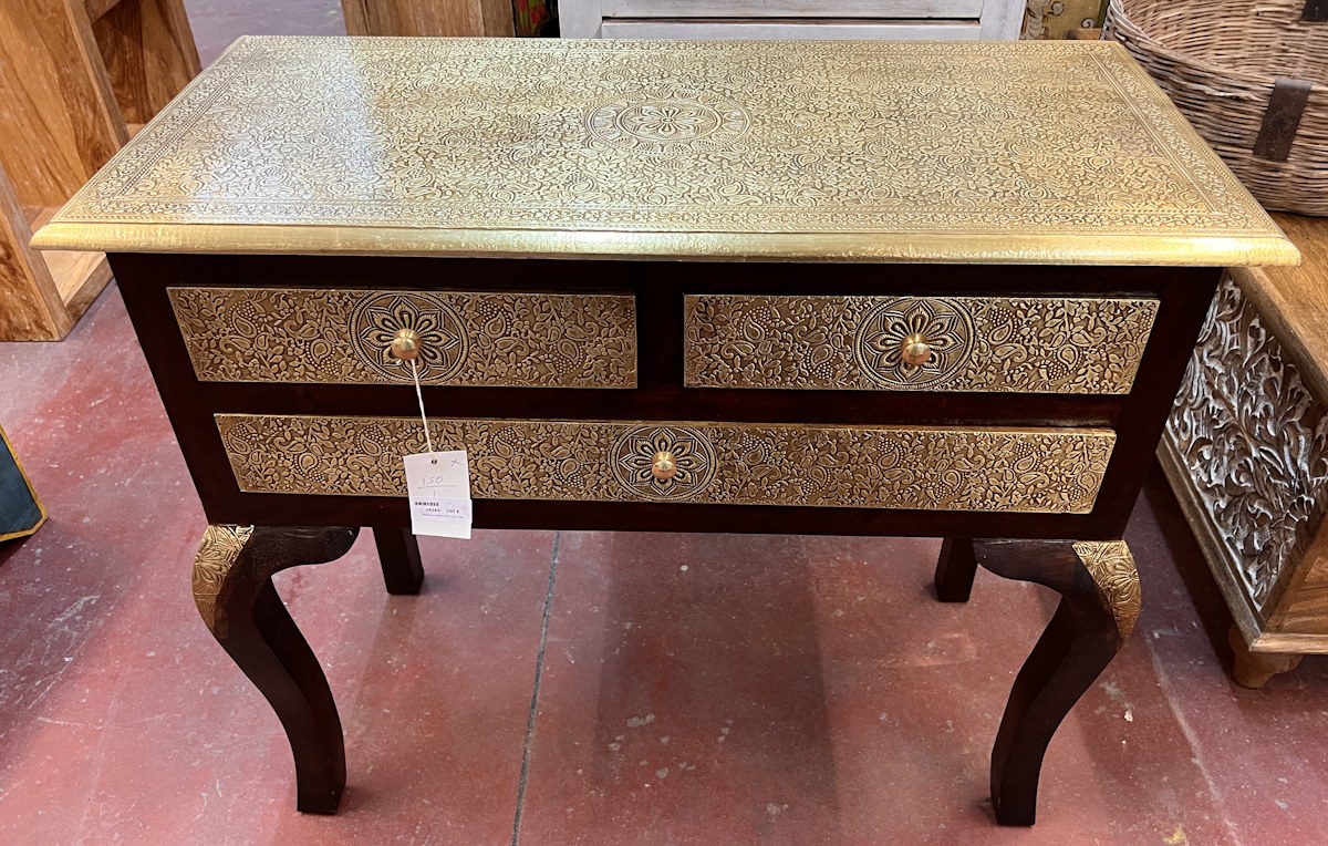 Commode en bois de palissandre fonc&eacute; et orn&eacute;e de panneaux en laiton grav&eacute;. H75x L87x P40