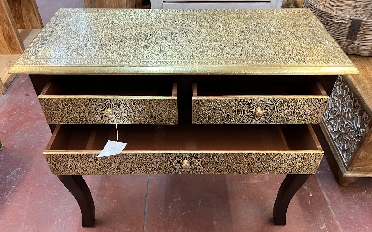 Commode en bois de palissandre fonc&eacute; et orn&eacute;e de panneaux en laiton grav&eacute;. H75x L87x P40
