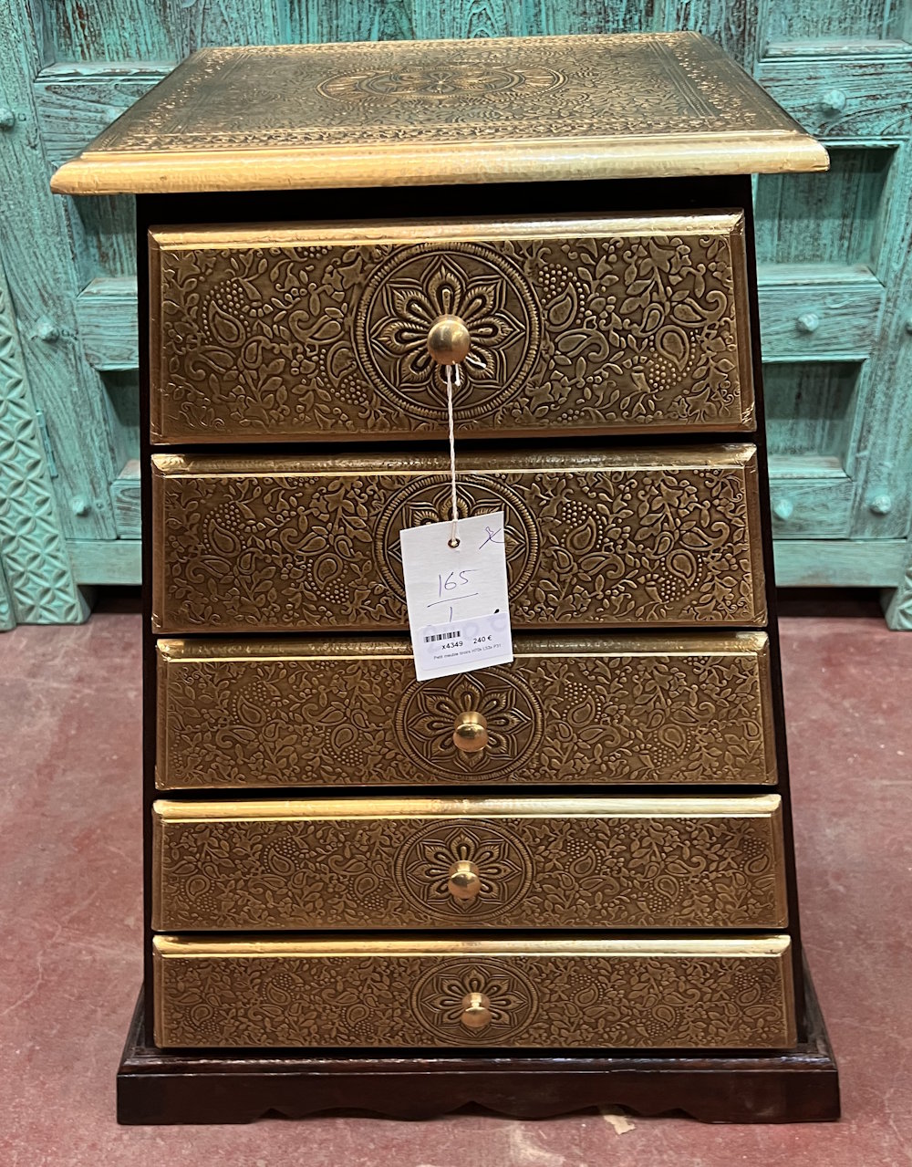 Petit meuble &agrave; tiroirs en bois de palissandre fonc&eacute; et orn&eacute;e de panneaux en laiton grav&eacute; H70x L53x P31