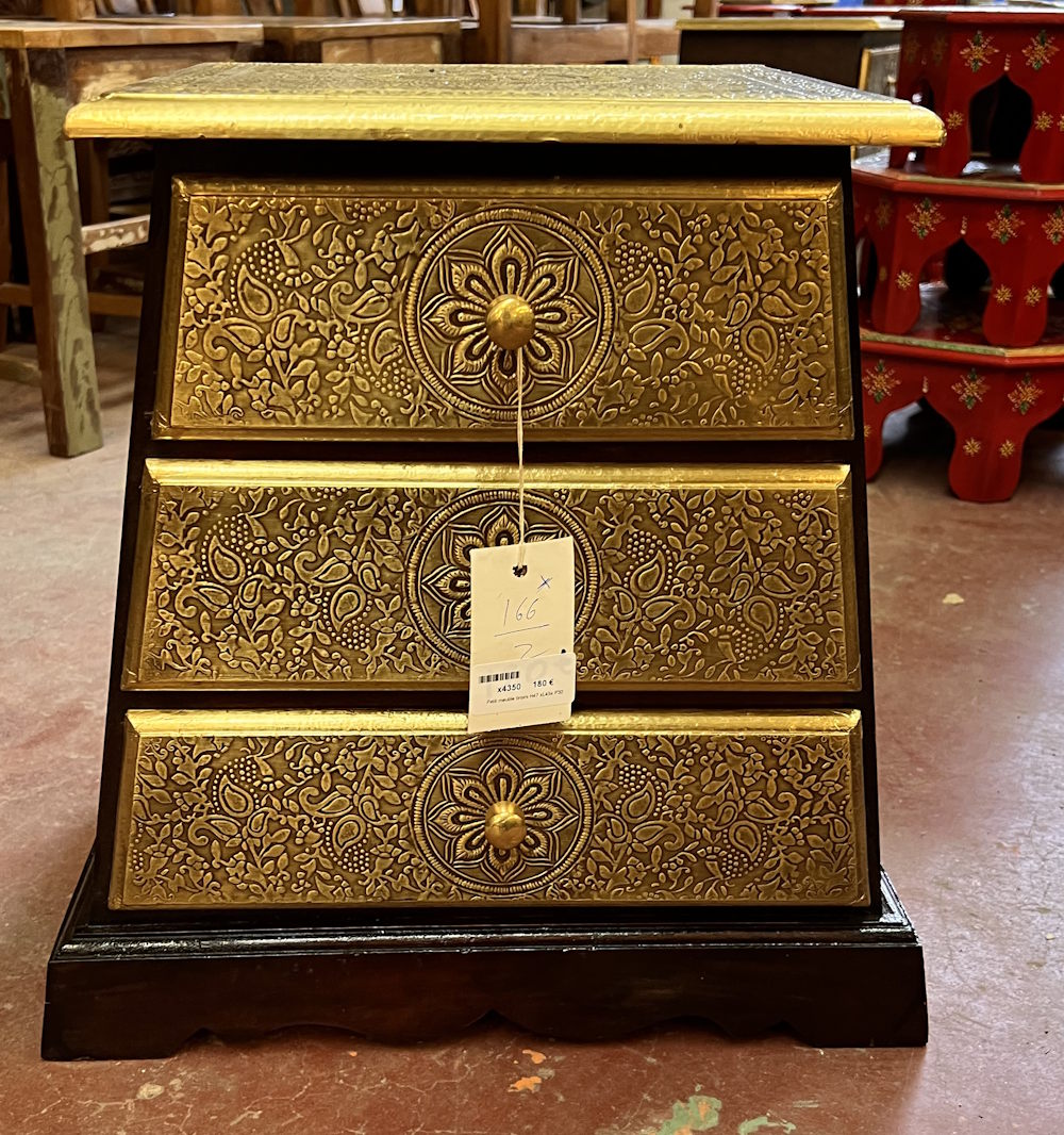 Petit meuble &agrave; 3 tiroirs en bois fonc&eacute; et orn&eacute;e de panneaux en laiton grav&eacute; H47 xL45x P30