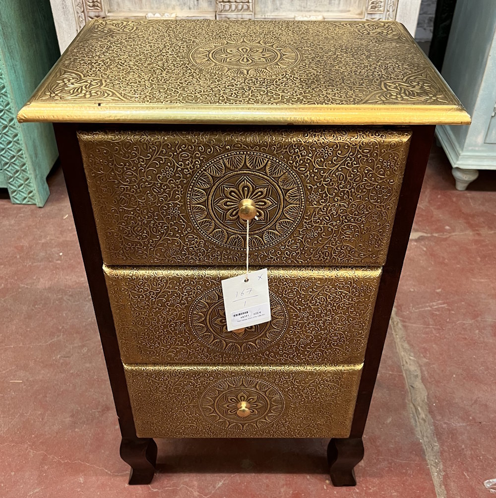 Petit meuble &agrave; tiroirs en bois fonc&eacute; et orn&eacute;e de panneaux en laiton grav&eacute; H75x L46x P31 