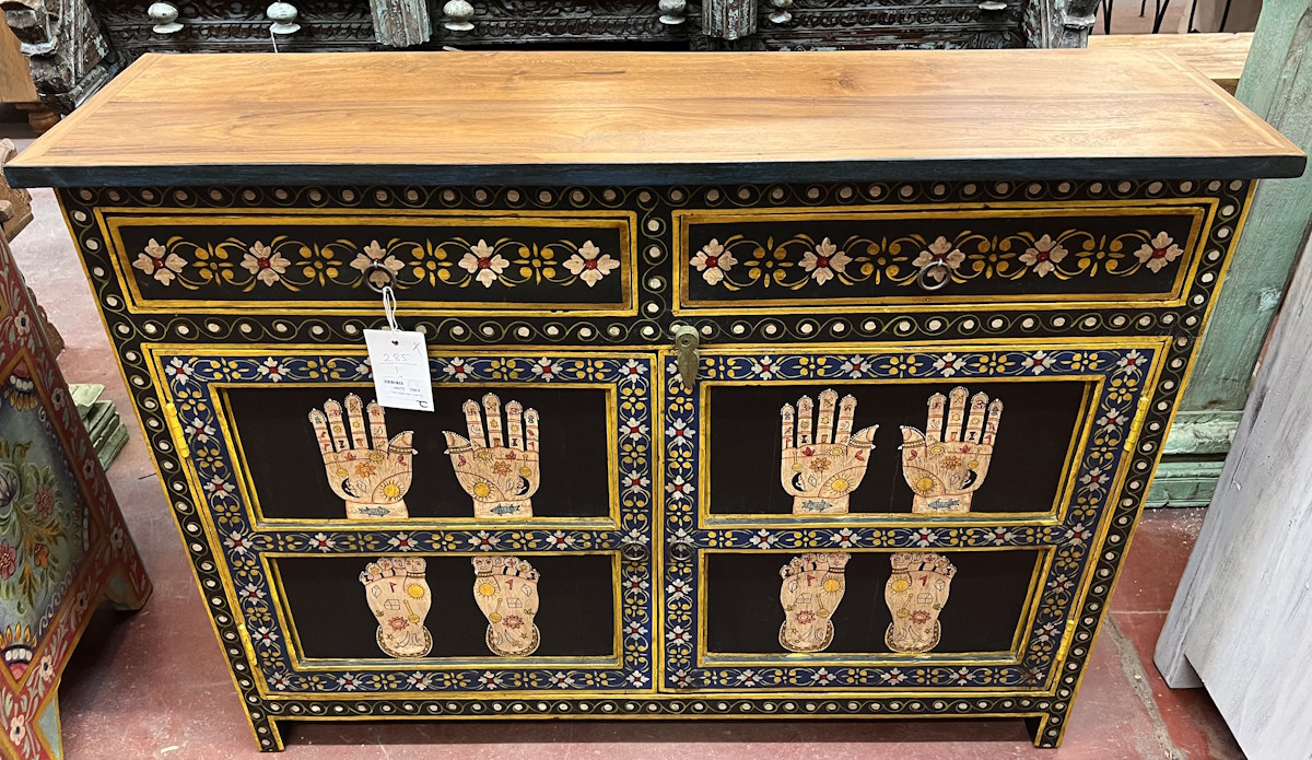 Petit meuble H84x L110x P30 avec des motifs de mains hamsa et de pieds d&eacute;cor&eacute;s.