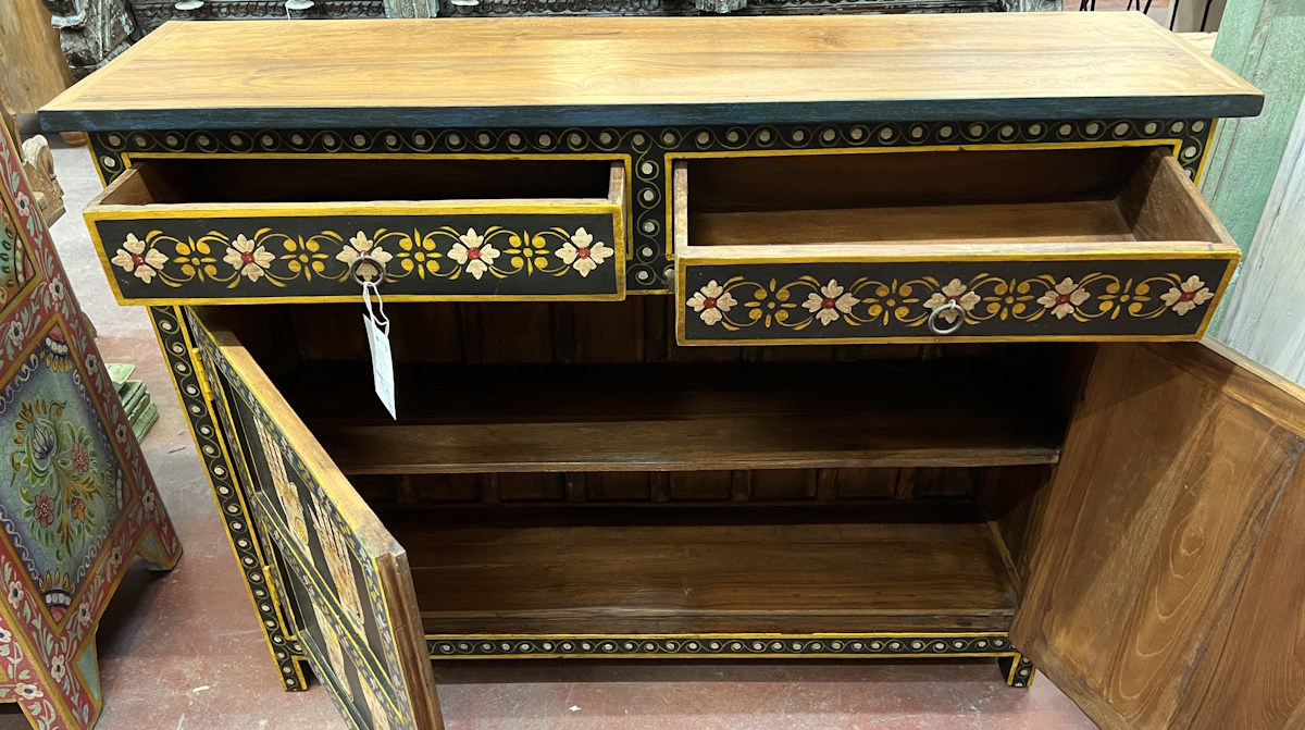 Petit meuble H84x L110x P30 avec des motifs de mains hamsa et de pieds d&eacute;cor&eacute;s.
