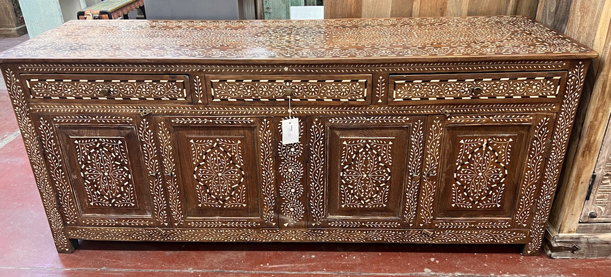Buffet d&eacute;coratif en bois incrust&eacute; d'os, style antique, fait main 180X55X75
